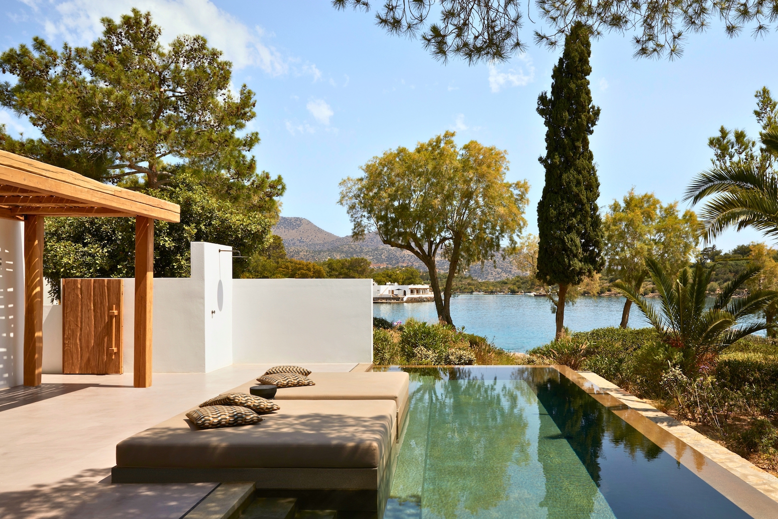 MINOS BEACH ART HOTEL LOCATION intelligence overview